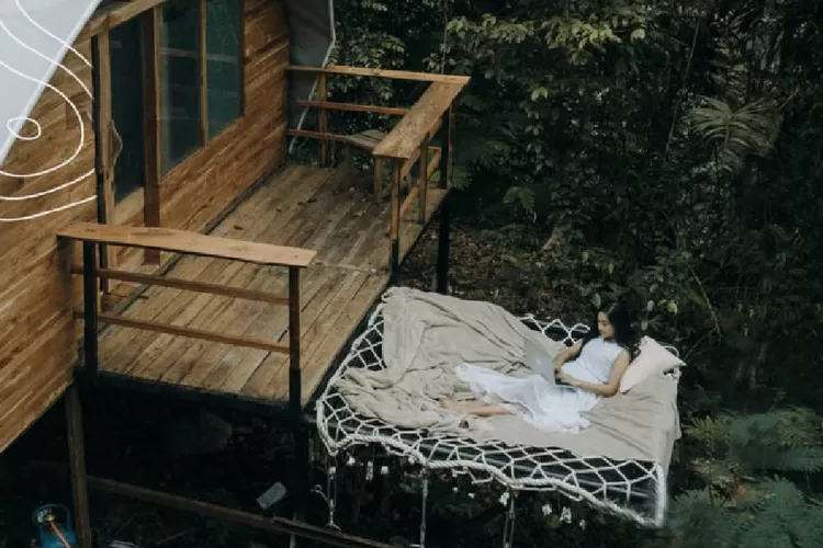Glamping Lembah Purba, tempat staycation yang bikin hati adem dan betah. (Situ Gunung Suspension Bridge)