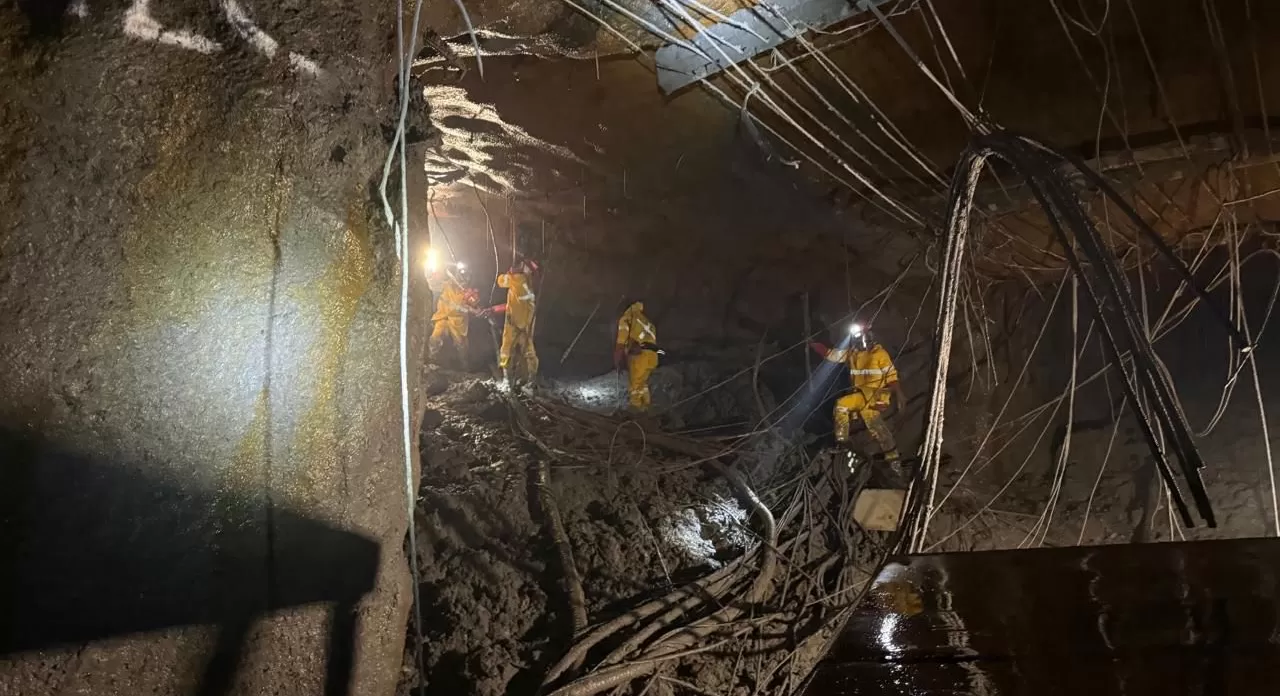 Tim penyelamat PTFI berada di terowongan bekerja tanpa henti melakukan upaya pencarian lima korban yang masih terjebak. (Foto: Dokumen PTFI).