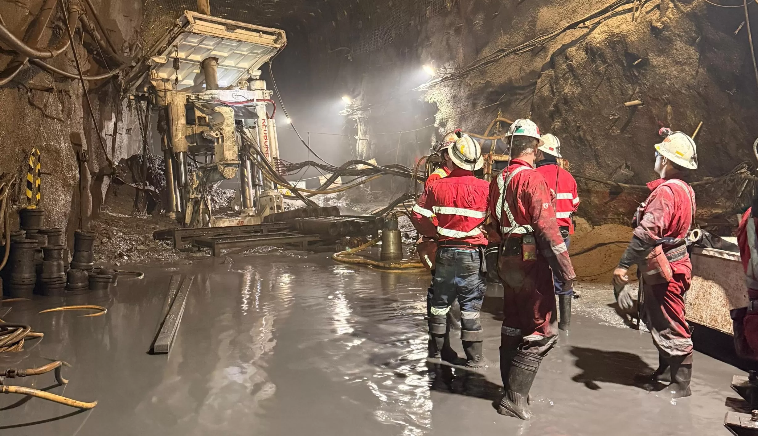Tim dari PTFI sedang berada di terowongan bawah tanah guna melakukan upaya evakuasi terhadap ketujuh pekerja yang terjebak. (Foto: Dokumen PTFI).