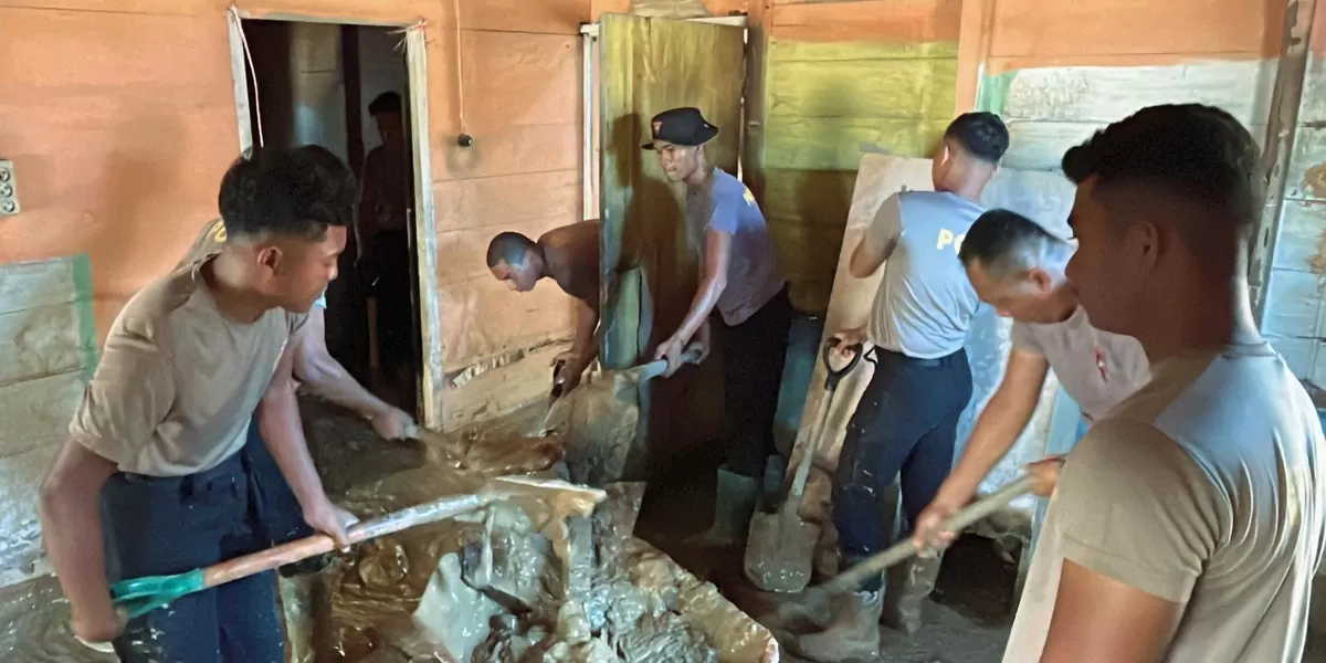 Dua Rumah Warga Dibersihkan Brimob Poldasu Usai Banjir Bandang di Tapteng. (OG) 