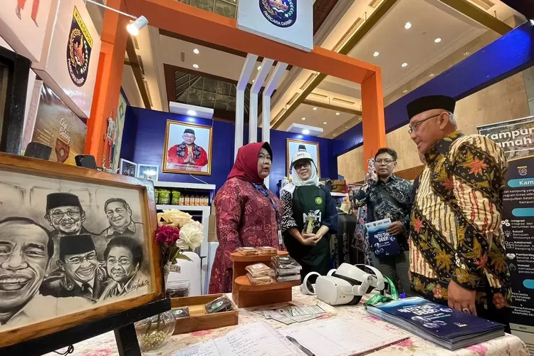 Walikota Depok, Mohammad Idris mendampingi UMKM memaparkan produk unggulan daerah kepada pengunjung Expo Pembangunan Daerah 2024 di Jakarta Convention Center, Senin (6/5). (PEMKOT DEPOK)