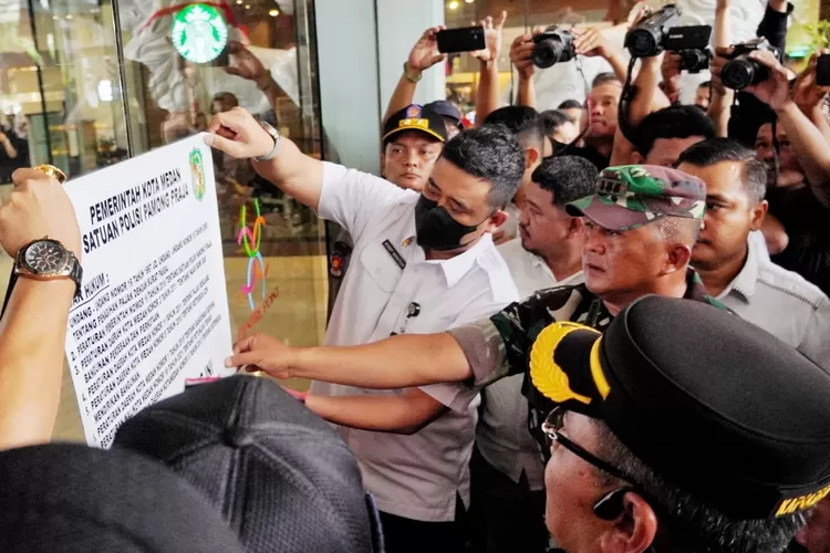 Wali Kota Medan Bobby Nasution bersama aparaturnya menyegel Mall Center Point yang terletak di Jalan Jawa Medan karena memiliki tunggakan pajak hingga Rp250 miliar lebih, Rabu (15/5/2024).