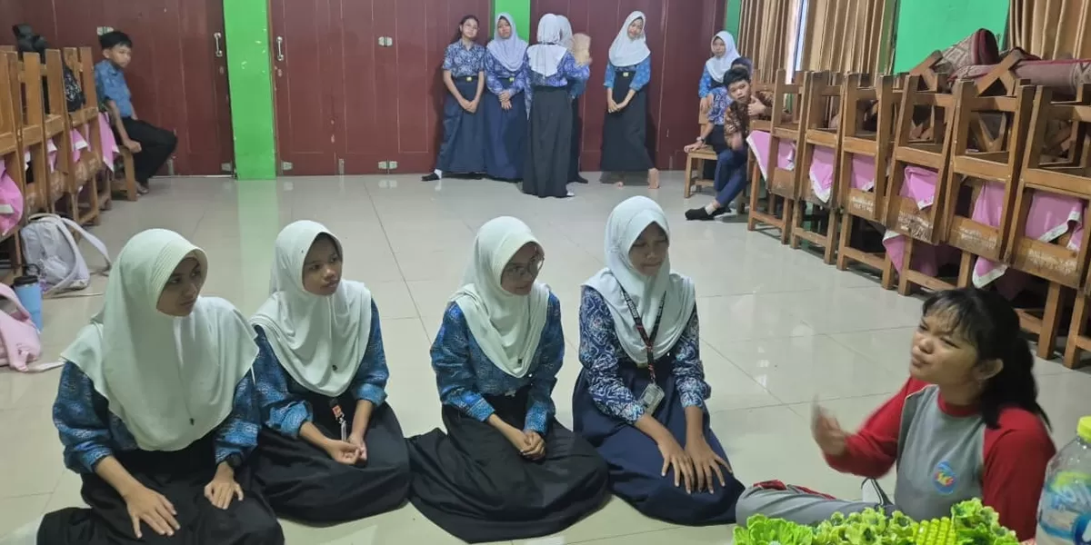  Pelaksanaan latihan menjelang lomba Hari Kartini di SMPN 24 Depok. (ANDIKA EKA/RADAR DEPOK)
