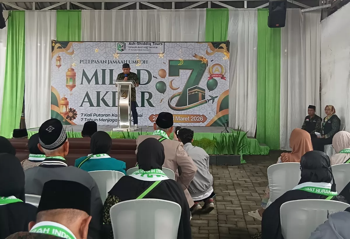 Direktur Pusat Ash Shiddiq Tour Raden Dicky Hidayat menyampaikan sambutan saat pelepasan 150 jamaah umroh dalam rangka Milad ke-7 Ash Shiddiq Tour di Subang, Kamis 27 Maret 2026