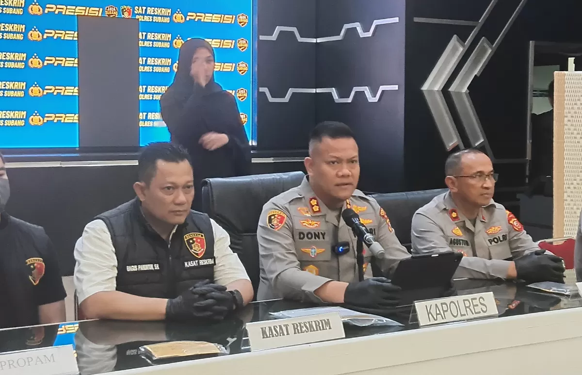 Kapolres Subang AKBP Dony Eko Wicaksono didampingi Kasat Reskrim AKP Bagus Panuntun beserta jajaran saat konferensi pers pengungkapan kasus dugaan pemerasan di Mapolres Subang, Senin, 30 Maret 2026