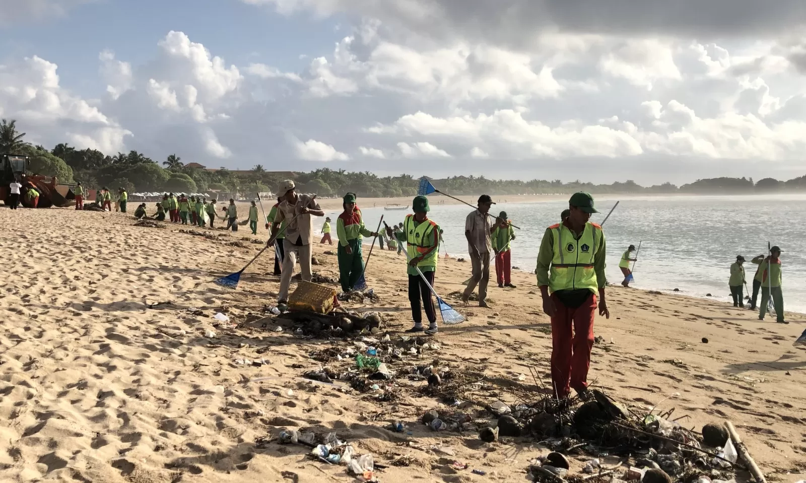 Beach Clean Up Jelang Side Event KTT Ke-42 ASEAN - Kabar BUMN