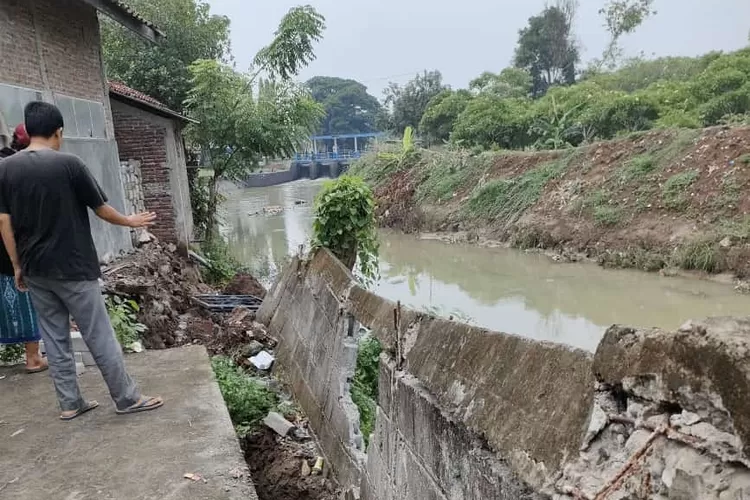 Pagar SD Negeri 01 Trompo roboh seteleh senderan sungai longsor dan ambrol.  (edi prayitno/kontributor Kendal)
