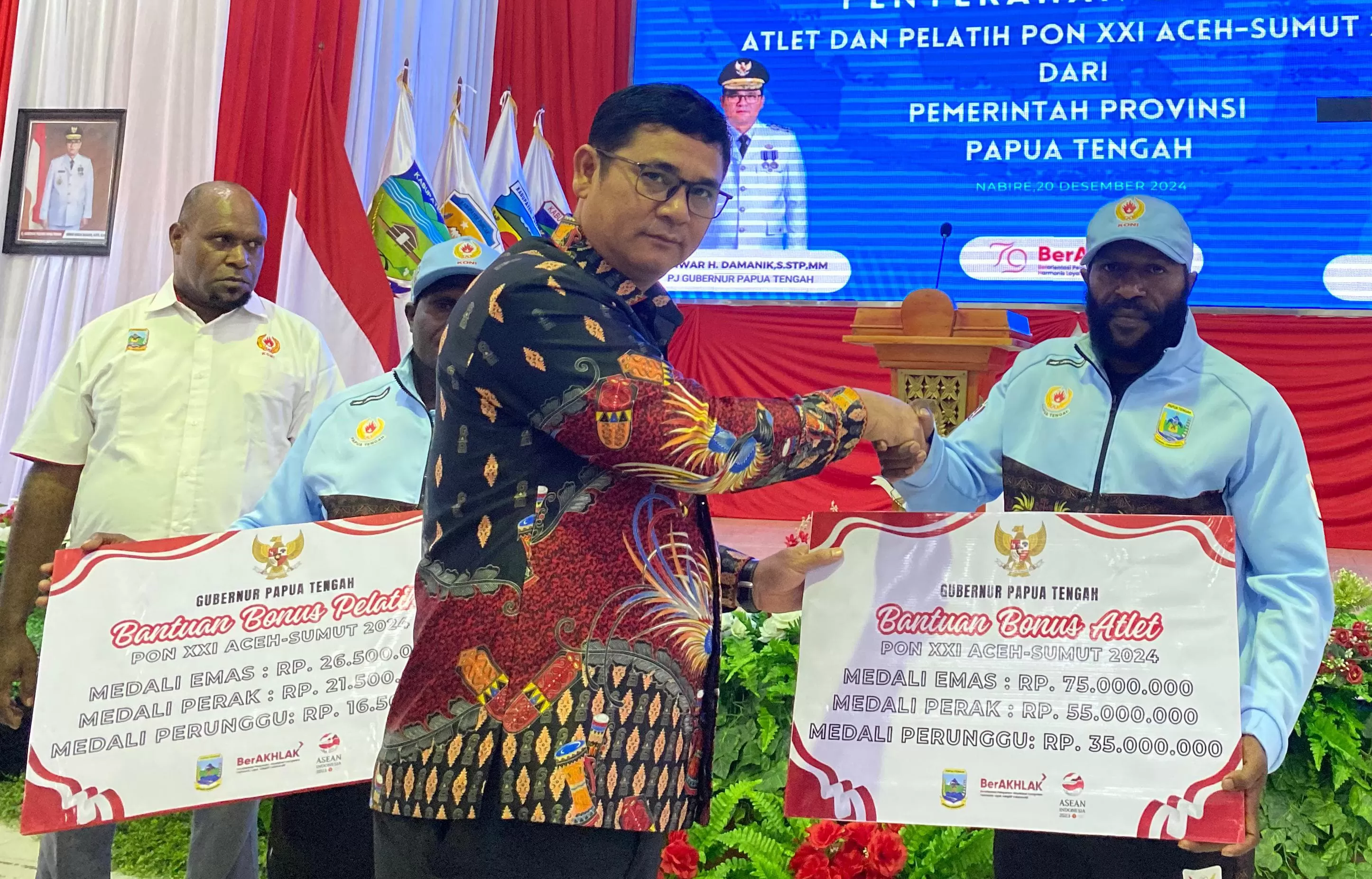 Pj. Gubernur Papua Tengah, Anwar Harun Damanik saat menyerahkan secara simbolis kepada perwakilan atlet berprestasi di aula kantor Gubernur Papua Tengah. (Theresia/Cepos)