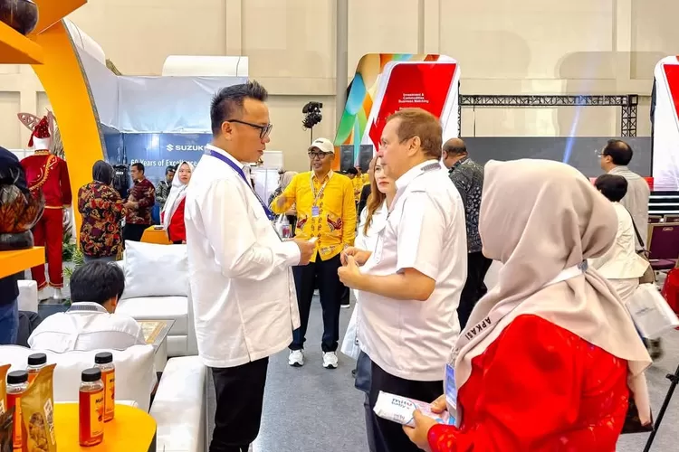 Bupati Morut melayani tanu saat melihat lihat stand Pemda Morut (Foto; Mcdd)
