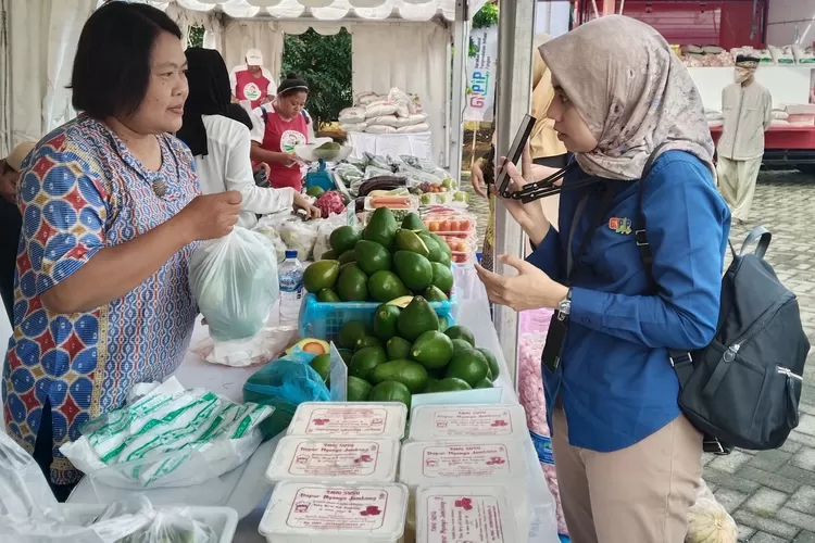 Volume tingkat kebutuhan masyarakat menjelang Hari Raya Idul Fitri kian meningkat, tak segan untuk berhutang,Minggu (23/3)  (Elizabeth Widowati )