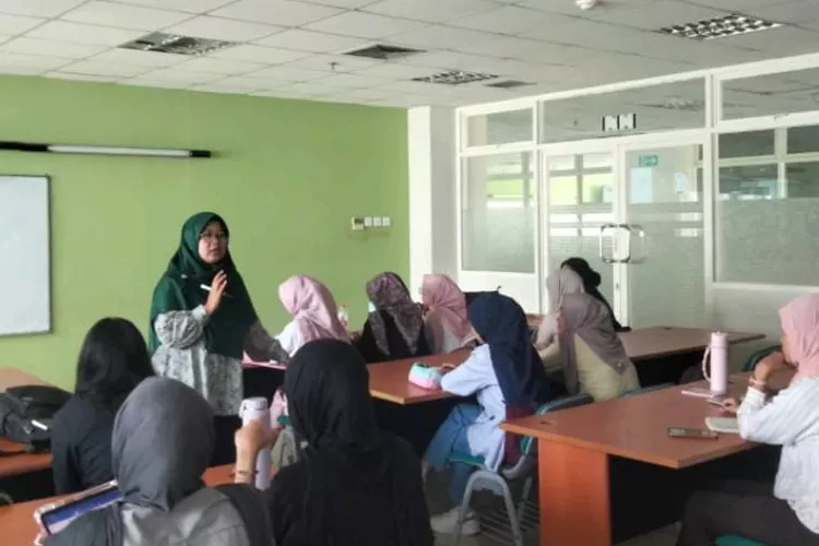 Suasana saat Teaching Class mata kuliah Program Doktor Ilmu Manajemen UNJ, di ruang GRK 1015 Lantai 10 Gedung RA Kartini, Kamis (20/11/2025).  (DOKUMEN UNJ)