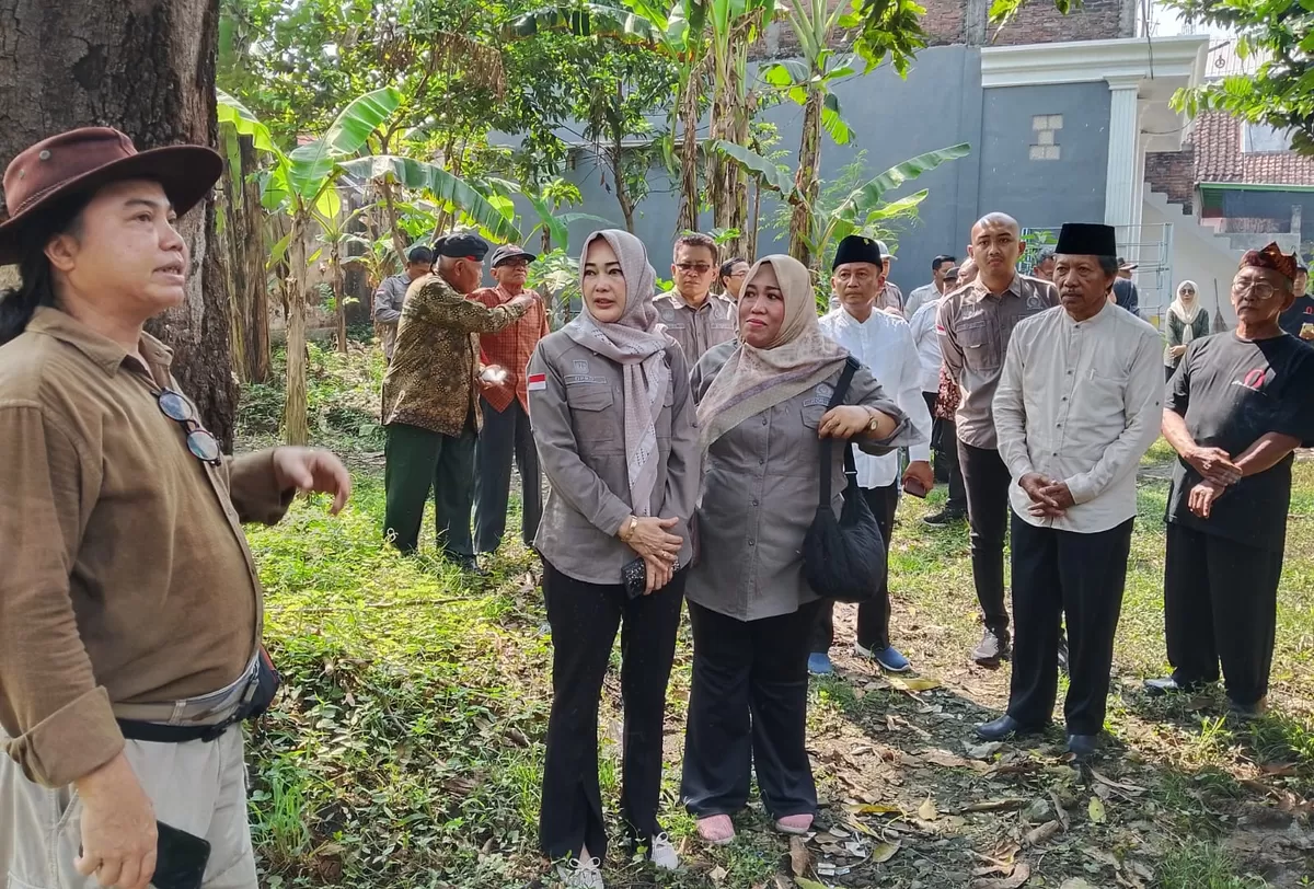 Warga memberi penjelasan kepada Anggota Komisi D DPRD Jombang saat melakukan peninjuan di duga titik nol Presiden Soekarno di Desa Rejoagung, Kecamatan Ploso, Jombang, Jatim.  (SketsaNusantara.id)
