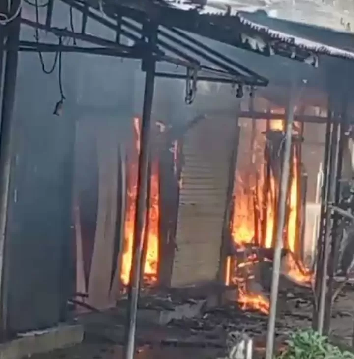  Sejumlah kios di pasar Alun Alun Tegal terbakar. (foto: Riyadi)