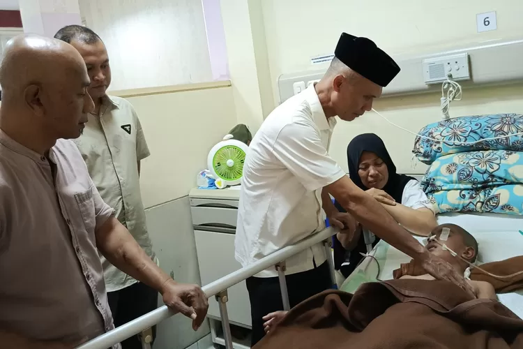 Wakil Bupati Abdya Zaman Akli menjenguk Jelita bocah yang mengalami tumor ganas asal Padang Hilir, Kecamatan Susoh, Abdya. Kini ia terbaring di RSUDZA Banda Aceh untuk menjalani perawatan, Senin (17/3/2025)