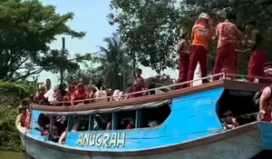 Akses Darat Terputus, Anak Muara Gembong Terpaksa Sekolah Naik Kapal