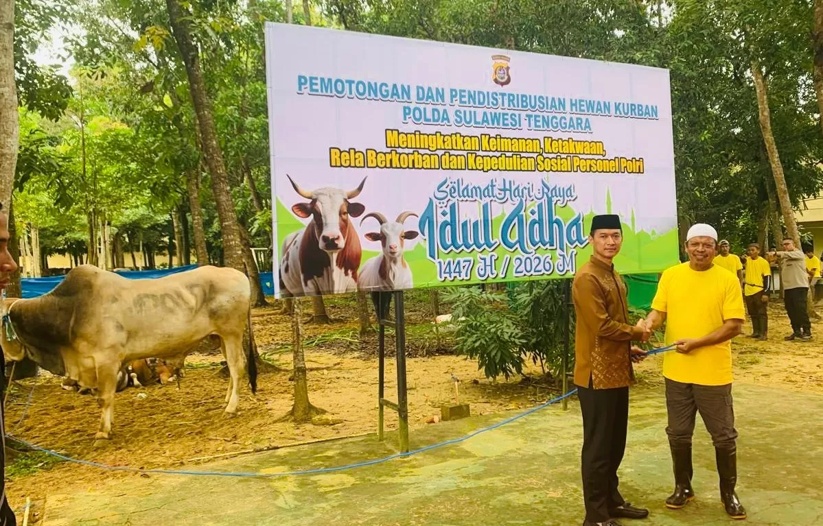 Kapolda Sultra saat menyerahkan sapi kurban