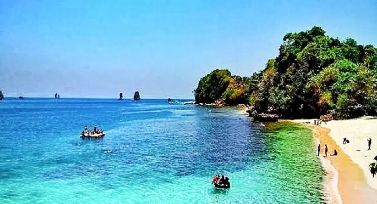 Potret destinasi wisata alam di Malang berbasis konservasi yang terkenal dengan gradasi warna lautnya. (YouTube Unik Versi Kita)