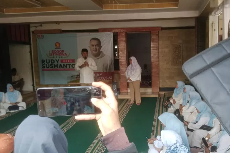 Calon Bupati Bogor, Rudi tengah berada di kediaman Tokoh Kabupaten Bogor, R.Hj. Nur Lela (Jalil/Bogor Times)