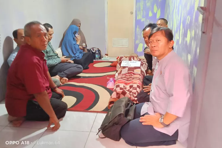 Ketua PD PERSIS Kota Tangerang, Ustaz Budiman. SE didaamping beberapa orang pengurus diantaranya; Irwan Hendra Gunawan, H. Bubun Bunyamin dan Penasihat, Ustaz Abdullah Zis ketika takziyah ke kediaman almarhum di Tanjung Priok