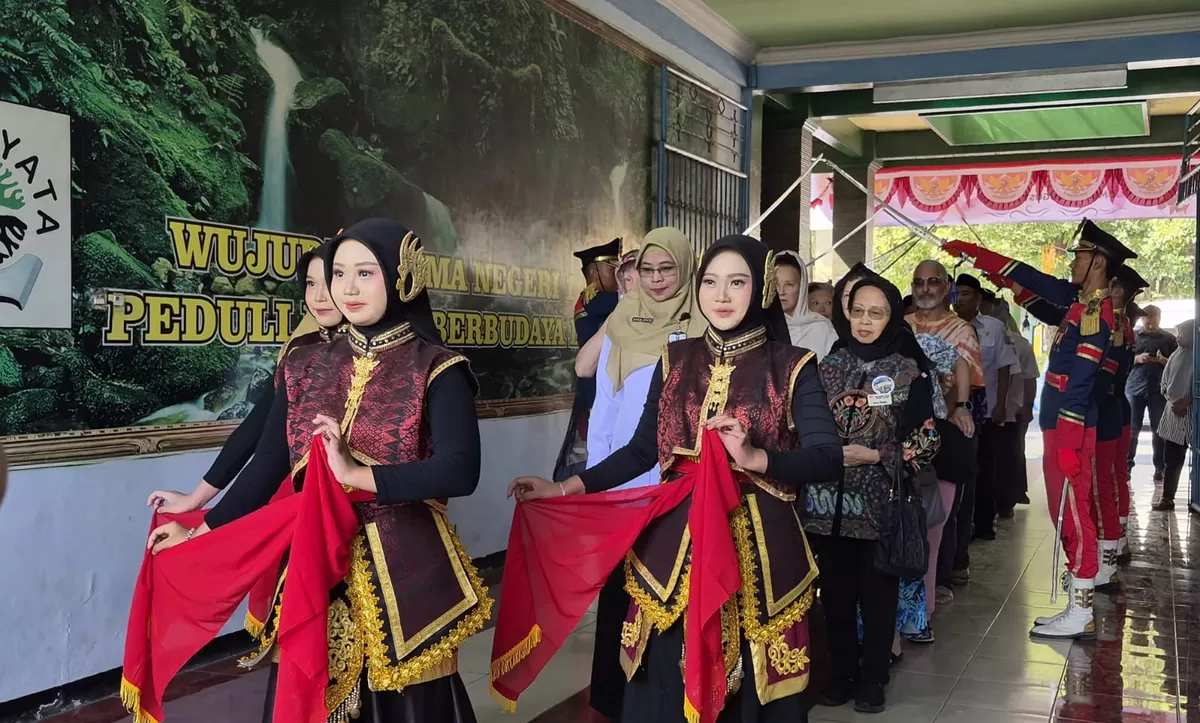 Siswa SMAN 1 Jombang menyambut rombongan Friendship Force Northen Colorado Amerika Serikat. (As'ad Choirudin/SketsaNusantara.id)
