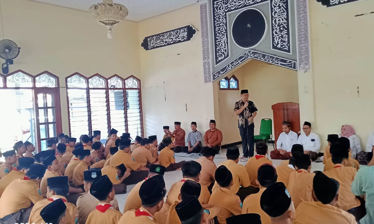 Para santri sedang mendengarkan arahan motovasi dari mantan Wakapolda Kaltim Irjen Pol (Purn) Mujiyono. (SketsaNusantara.id)