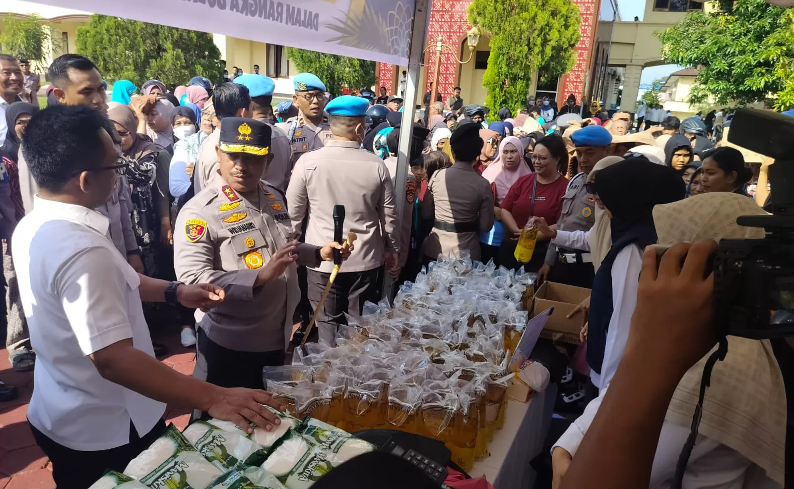 Kapolda Sultra saat memantau gerakan pasar murah di pelataran mapolda Sultra. 