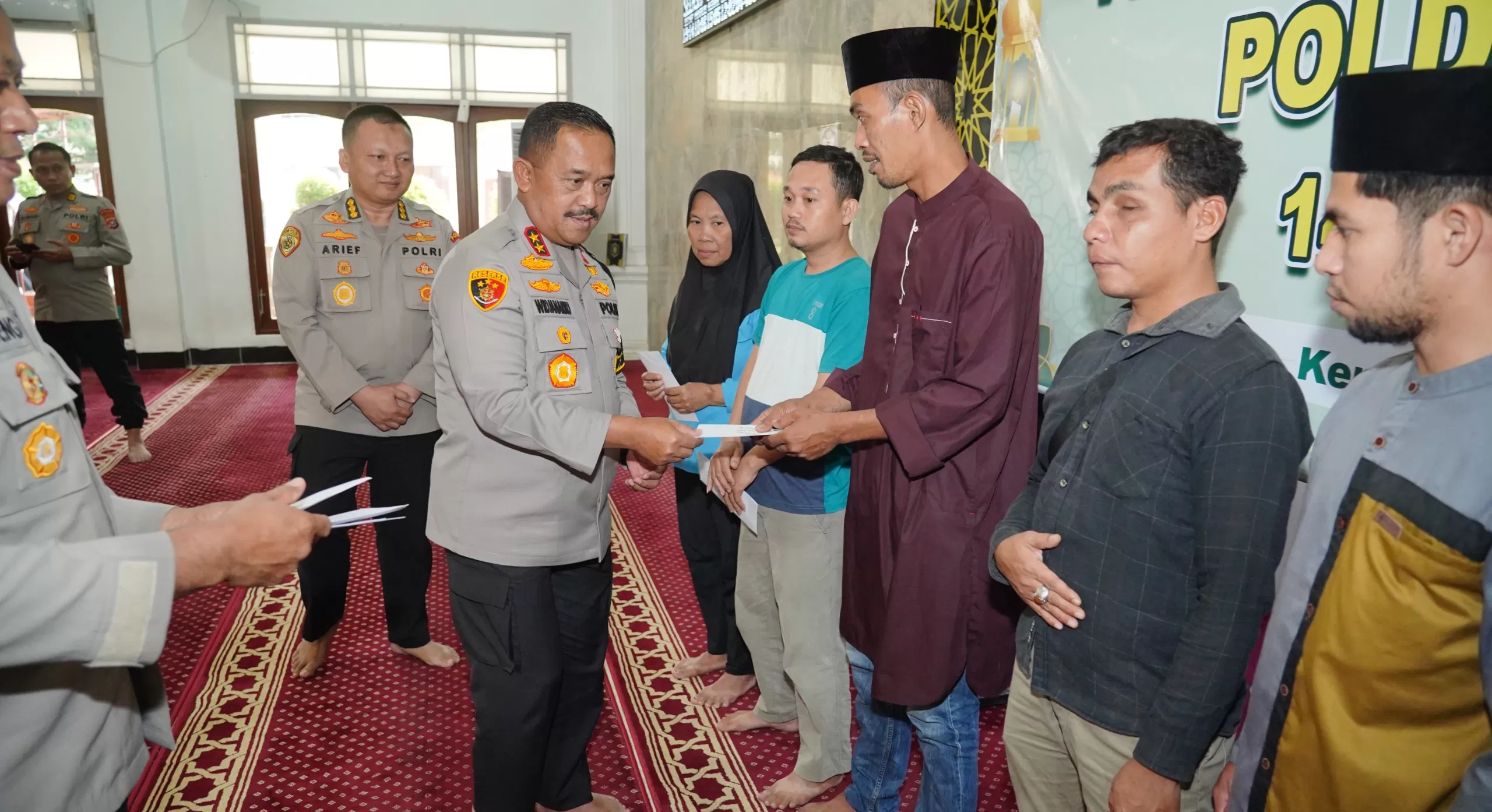 Kapolda Sultra saat menyalurkan zakat kepada penerima