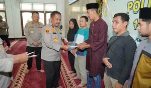 Kapolda Sultra Salurkan Zakat Fitrah kepada 159 Penerima, Termasuk Ponpes dan Penyandang Disabilitas