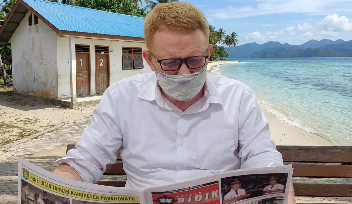 Pengabdian sunyi Kepsek SMPN 42 Makassar, Laode Imam Sutrisno, S.Pd., M.Pd., tetap semangat mengabdi di ujung Pulau Kota Makassar. (Dok.MetroSelebes.com)
