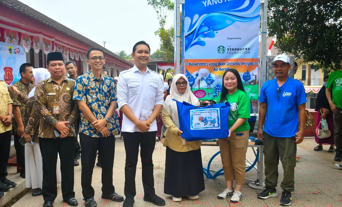 Bupati Cianjur dr. Muhammad Wahyu Ferdian menghadiri penyerahan bantuan Water Tower dari Planet Water Foundation dan Starbucks Foundation di SDN Kebonjeruk, Kecamatan Cilaku, Kabupaten Cianjur. (FOTO: Ist)