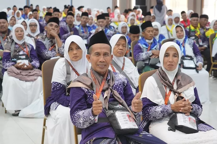 Ilustrasi jamaah haji 2025 saat di asrama haji. Inilah jadwal keberangkatan jamaah haji Jember 2025. (Dok Kemenag)