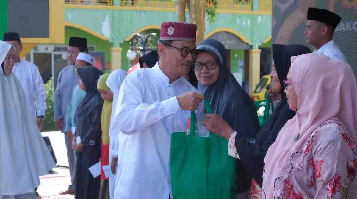 Wawako Tanjungpinang Raja Ariza, menyerahkan bingkisan pada acara Tabligh Akbar dan Doa Bersama menyambut Ramadan di Halaman Balai Kelurahan Penyengat. (Foto: Diskominfo Tanjungpinang)