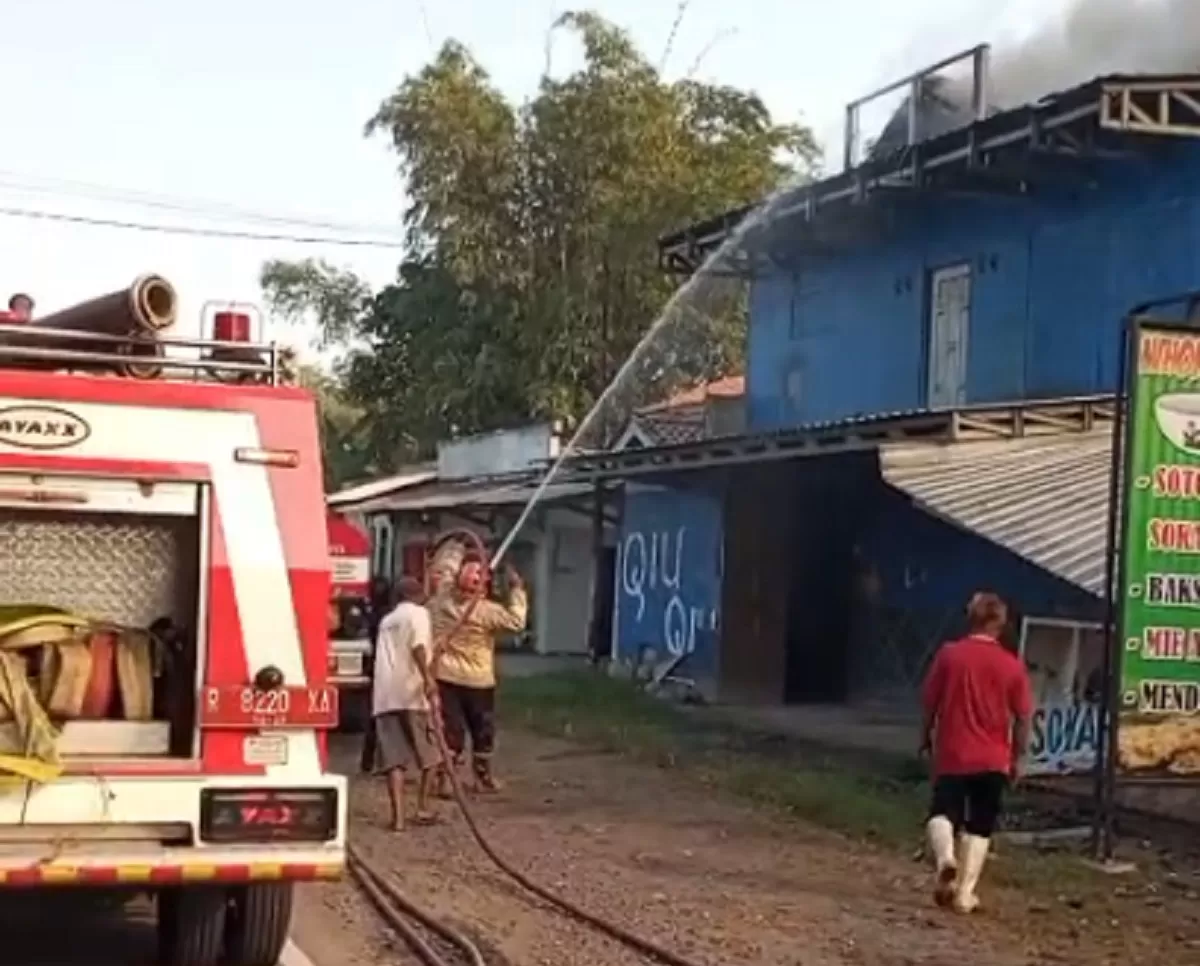 Api Damkar Warga Adisana Selamat dari Kebakaran, Api dari Kompor yang Terlupakan ...
