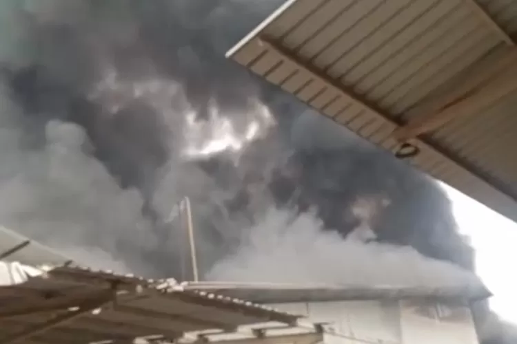 Asap hitam mengepul saat terjadinya kebakaran PT Kahatex yang berlokasi di Kecamatan Jatinagor, Kabupaten Sumedang, Kamis (29/2/2024). (Istimewa / GoraJuara.com)