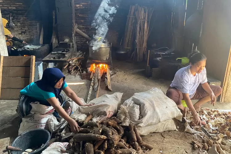Proses produksi keripik 'Jet Kolet' di Dusun Kretek II, Karangrejo, Borobudur, Magelang menjadi daya tarik dalam Festival Suadesa 2025.  (Foto: Dok. Istimewa)