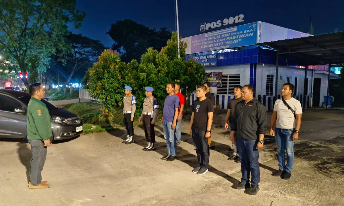 Kapolsek Sekupang Kompol Hippal Tua Sirait, S.H., M.H., dan Wakapolsek Batu Aji Iptu Andi Pakpahan, S.H., gelar apel arahan agar bersatu hati bertindak menjaga keamanan warga. (Humas Polresta Barelang)