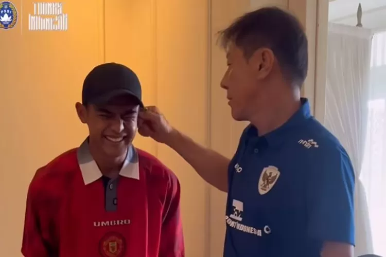 Pratama Arhan Di Jewer Shin Tae Yong (Instagram @timnasindonesia)