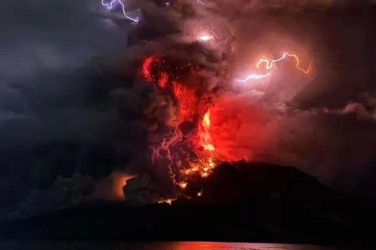 Ancaman Erupsi Eksplosif Gunung Ruang Masih Tinggi, Badan Geologi ...