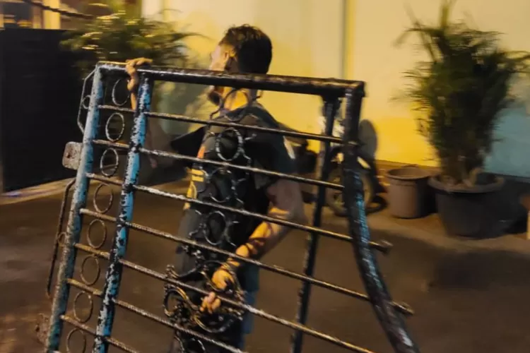 AH ditangkap sedang membawa pagar besi di Jalan Ring Road Gagak Hitam, tepatnya di depan Manhattan, pada Jumat (17/01/2025) dini hari. 