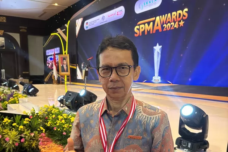 Asisten Pemerintahan dan Kesra, Edi Hasymi saat SPM Award. (Humas Pemko Padang )