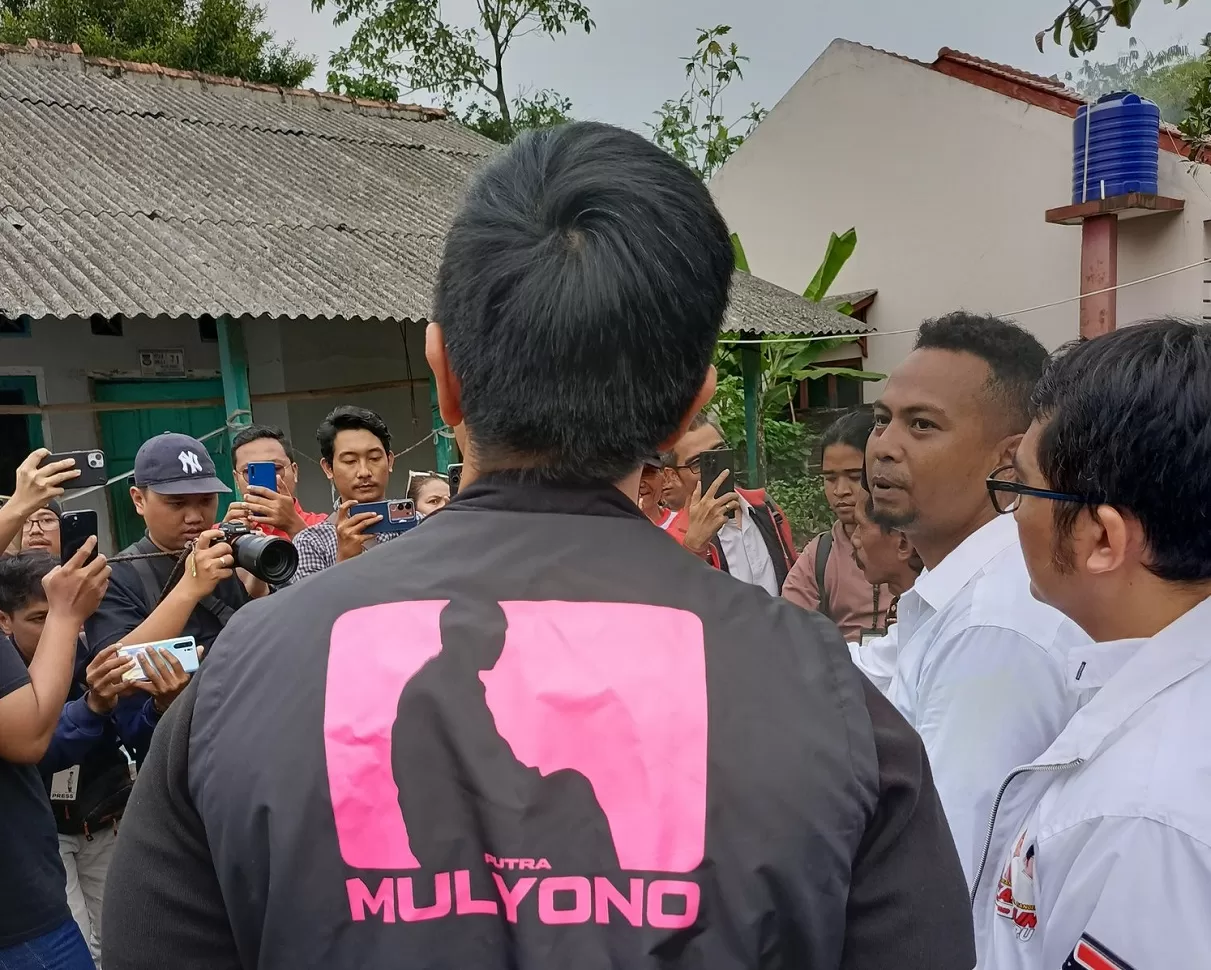 Kaesang Pangarep mengenakan baju Putra Mulyono. (Foto: Media Sosial X)