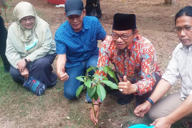 Ketua DPRD Kota Depok HTM Yusufsyah Putra, Sekretaris DPRD Kota Depok Kania Parwanti dan PWI Kota Depok menanam pohon setelah Deklarasi Pemilu Damai 2024. (DOK. PWI KOTA DEPOK)