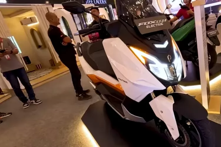 Kali ini bukan hanya kulkas dan TV. Motor keluaran Polytron juga, ini dia Fox 500 tampak mirip dengan Yamaha Xmax dan Honda Fierza. (ss.youtube@otomotiftv)