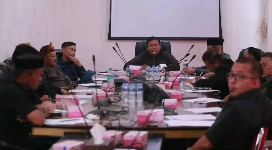 Ketua DPRD Konawe saat memimpin rapat Evaluasi Kinerja tahun 2025 bersama anggota DPRD lainnya. 