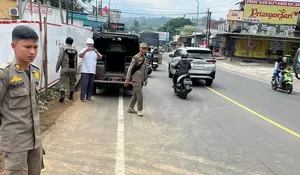 Berbahaya! Tanah Proyek Rumah Makan Tercecer di Jalan Raya Puncak - Gadog Bogor