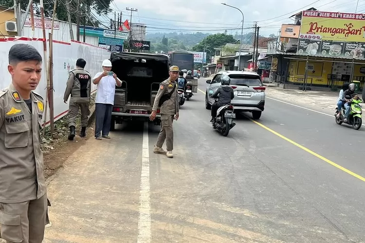 Tanah berasal dari proyek pembangunan rumah makan berceceran di Jalan Raya Puncak-Gadog, Desa Pandansari, Kecamatan Ciawi, Kabupaten Bogor. (KABAR BOGOR)
