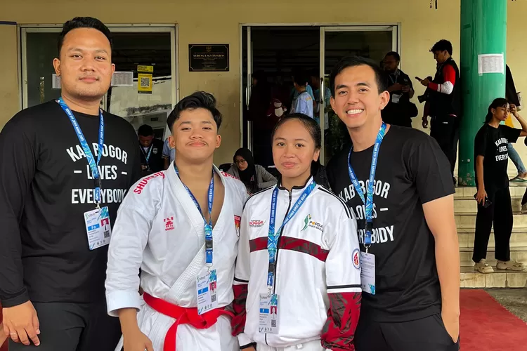 Karateka Naufal (kiri kedua) dan Ni Putu Nayak raih medali emas dan perunggu di Popda Jabar 2025.