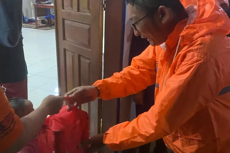 Tinjau Banjir Hingga Subuh, Wako Padang Hendri Septa Serahkan Bantuan Darurat ke Warga Terdampak  (Humas Pemko Padang )
