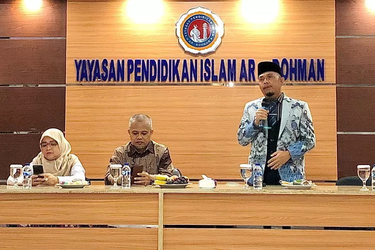 Ketua BMPS Kabupaten Bogor Agus Sriyanta (kanan) saat membuka Diklat Angkatan ke-3 bagi guru swasta. (BMPS)
