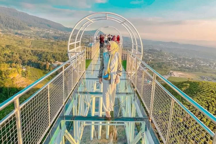 Wisata Baru Dan Viral! Jembatan Kaca Ikonik Kemuning Sky Hills Jadi ...